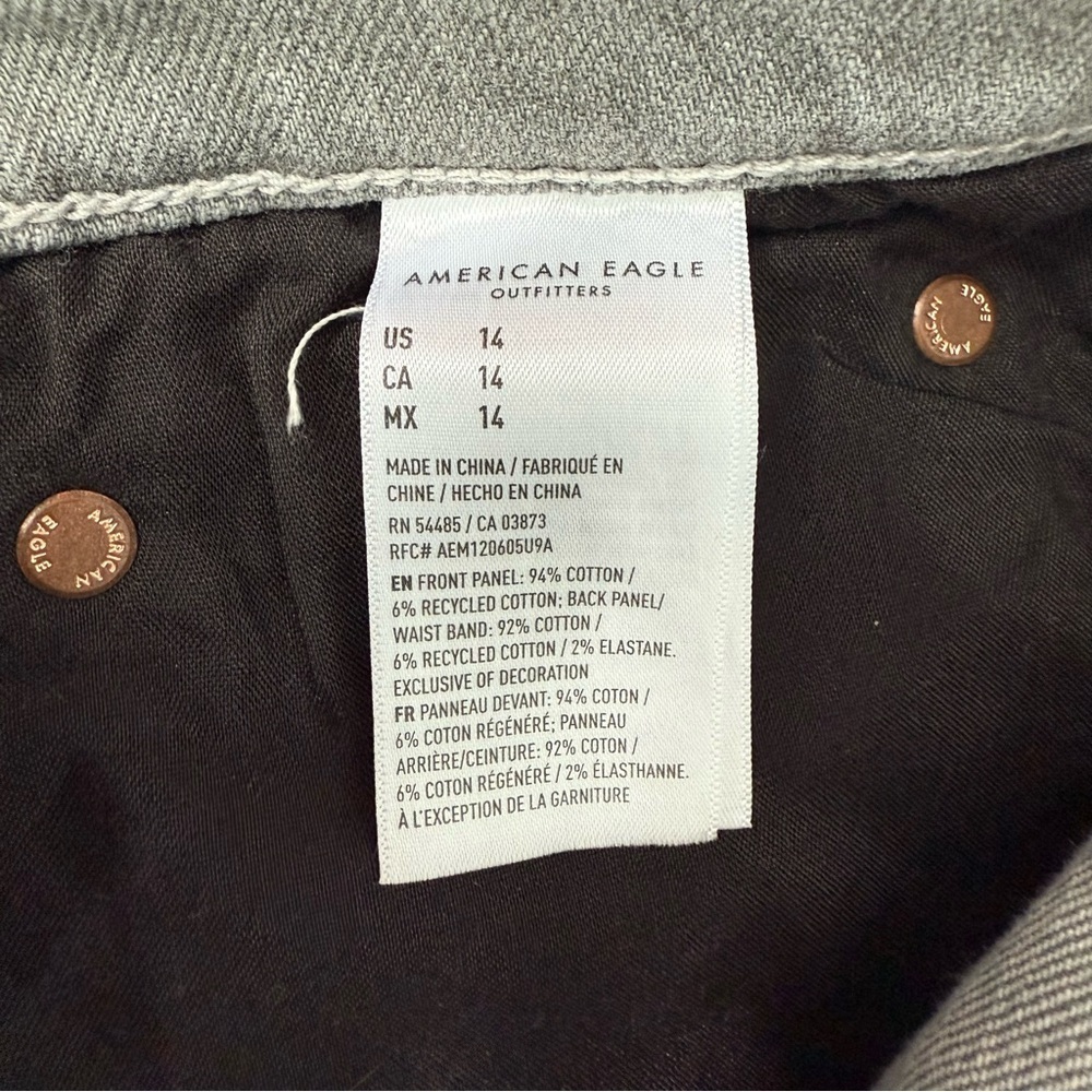 Women’s American Eagle Relaxed Distressed Gray Wash Jean Shorts Plus Size 14 - Picture 13 of 16